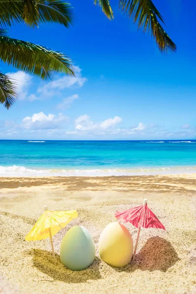 Happy Easter napis tło z jaj na piaszczystej plaży — Zdjęcie stockowe
