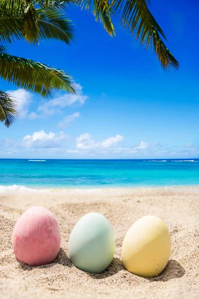 Happy Easter belettering achtergrond met eieren op het zandstrand — Stockfoto