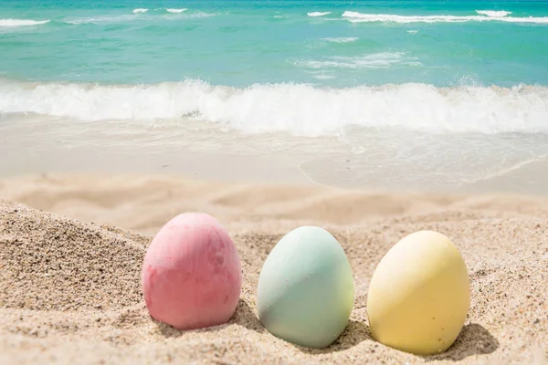 Happy easter lettering background with eggs on the sandy beach — Stock Photo, Image