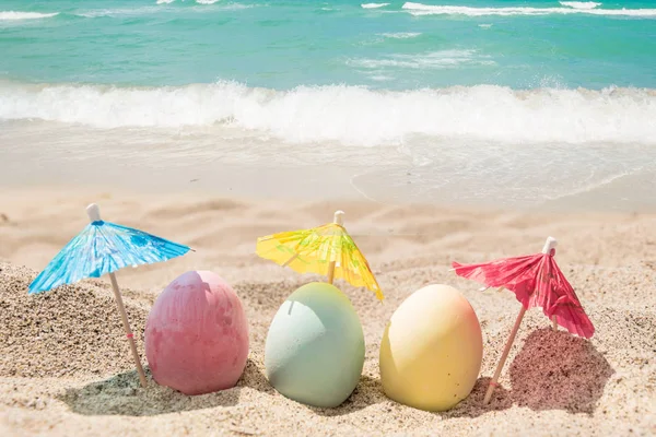 Fröhliche Ostern Schriftzug Hintergrund mit Eiern am Sandstrand — Stockfoto