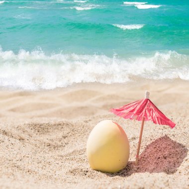 Kumlu plajda yumurta ile mutlu Paskalya yazı arka plan