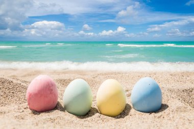 Kumlu plajda yumurta ile mutlu Paskalya yazı arka plan