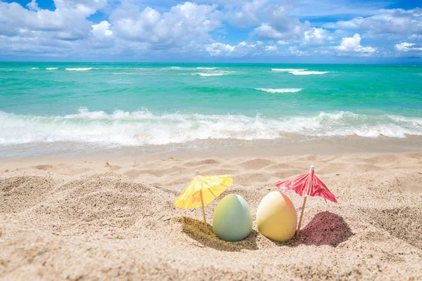 Kumlu plajda yumurta ile mutlu Paskalya yazı arka plan — Stok fotoğraf