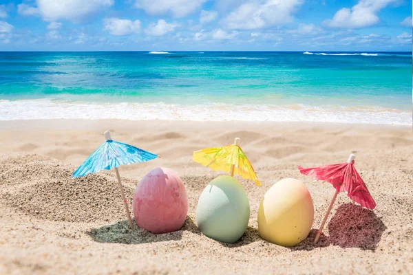 Happy Easter napis tło z jaj na piaszczystej plaży — Zdjęcie stockowe