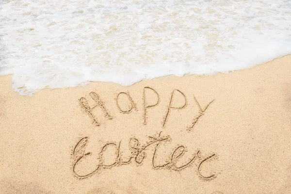 Feliz Páscoa lettering fundo na praia de areia — Fotografia de Stock