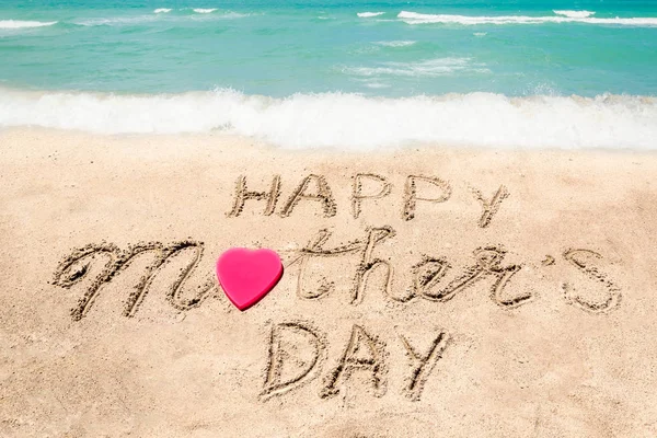 Счастливый день матери на пляжном фоне с рукописными надписями — стоковое фото