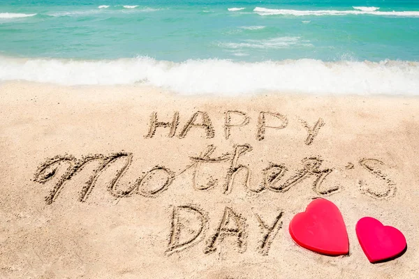 Feliz Día de las Madres fondo de playa con letras manuscritas Imágenes de stock libres de derechos