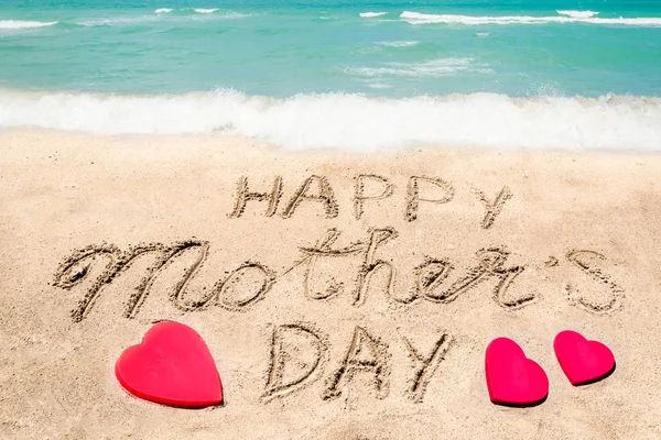 Счастливый день матери на пляжном фоне с рукописными надписями — стоковое фото
