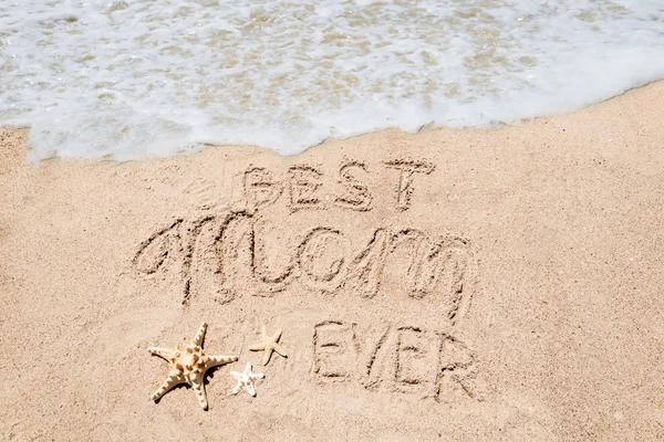 Happy Mothers day beach background with handwritten lettering Be — Stock Photo, Image