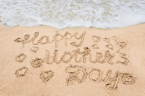 Щасливий день матері пляжний фон з рукописним написанням Стокове Зображення