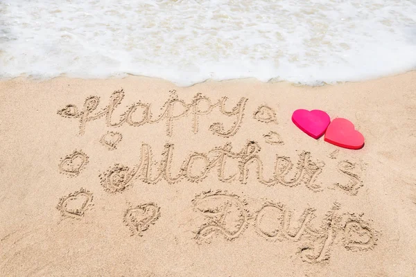 Happy Mothers jour fond de plage avec lettrage manuscrit — Photo