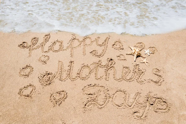 Feliz Dia das Mães praia fundo com letras manuscritas — Fotografia de Stock