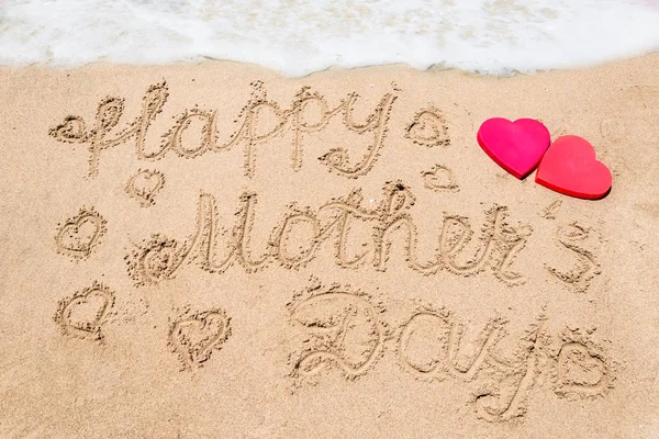 Feliz Día de las Madres fondo de playa con letras manuscritas —  Fotos de Stock