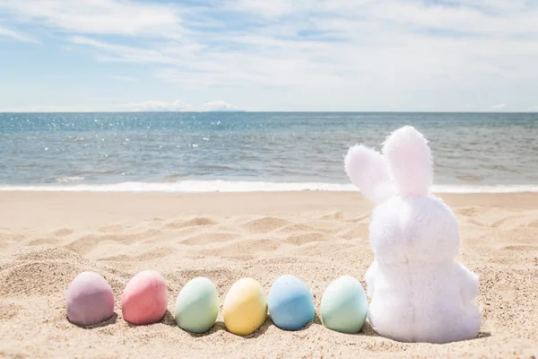 Praia fundo de Páscoa com coelho e ovos de cor — Fotografia de Stock