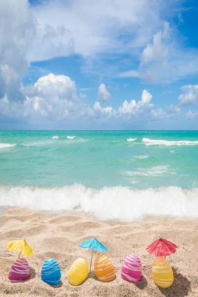 Felice sfondo lettering pasquale con uova sulla spiaggia di sabbia — Foto Stock