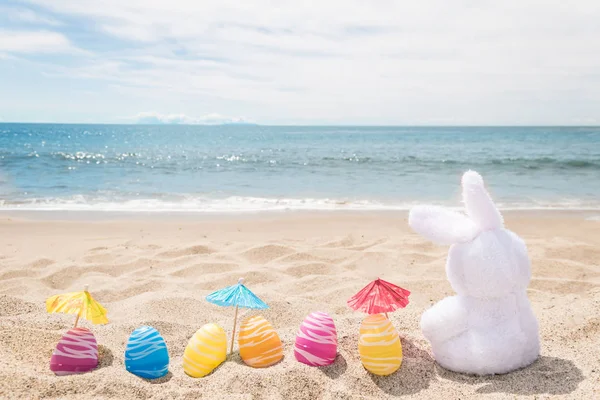 Beach Easter background with bunny and color eggs — Stock Photo, Image