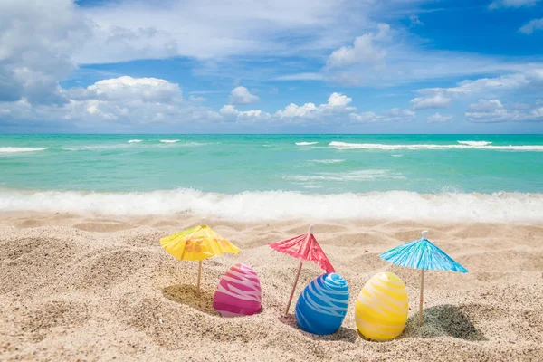 Glad påsk bokstäver bakgrund med ägg på sand stranden — Stockfoto