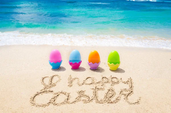 Feliz Páscoa fundo com ovos de cor na praia — Fotografia de Stock