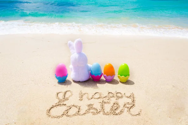 Feliz Páscoa fundo com ovos de cor na praia — Fotografia de Stock