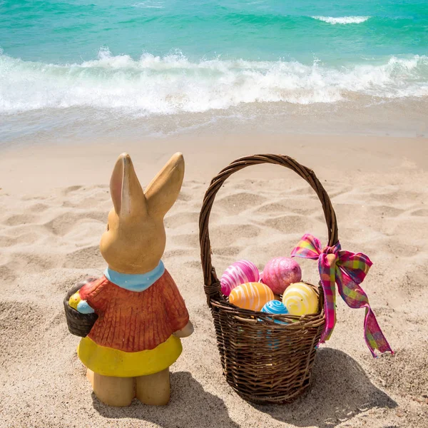 Tavşan ve renkli yumurta ile Plaj Paskalya arka plan — Stok fotoğraf