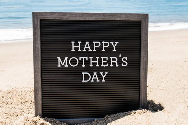 Счастливый день матери пляжный фон с черной доской — стоковое фото