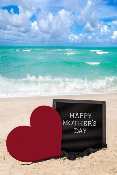 Счастливый день матери пляжный фон с черной доской и сердцем — стоковое фото