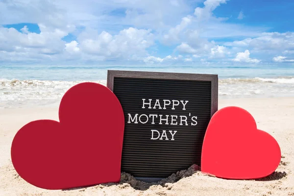 Feliz Día de las Madres fondo de playa con tablero negro y corazón —  Fotos de Stock