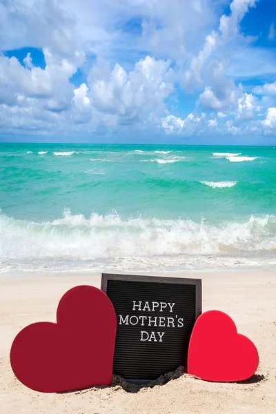 Щасливий день матері пляжний фон з чорною дошкою і серцем — стокове фото