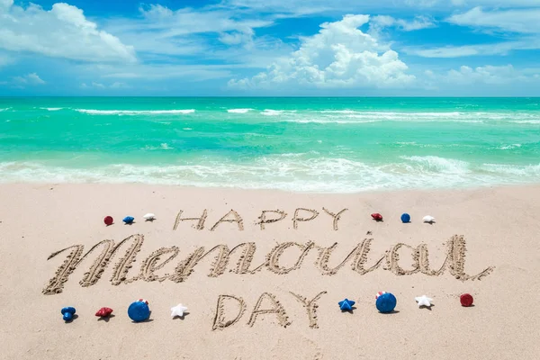 Fondo del día conmemorativo en la playa cerca del océano — Foto de Stock