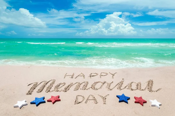 Fondo del día conmemorativo en la playa cerca del océano — Foto de Stock