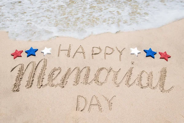 Fondo del día conmemorativo en la playa cerca del océano — Foto de Stock