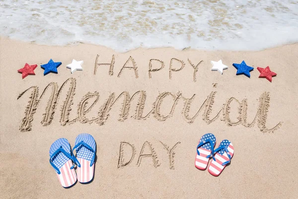 Fondo del día conmemorativo en la playa cerca del océano — Foto de Stock