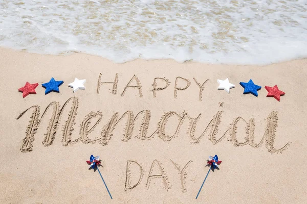 Fondo del día conmemorativo en la playa cerca del océano — Foto de Stock