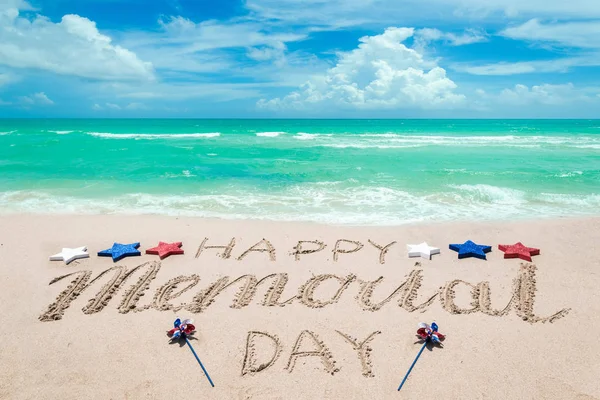 Memorial Day bakgrund på stranden nära Ocean — Stockfoto