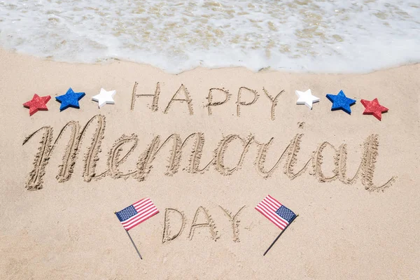 Fondo del día conmemorativo en la playa cerca del océano — Foto de Stock