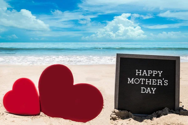 Счастливый день матери пляжный фон с черной доской и сердцем — стоковое фото
