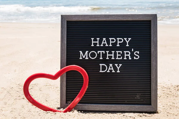 Feliz Día de las Madres fondo de playa con tablero negro y corazón —  Fotos de Stock