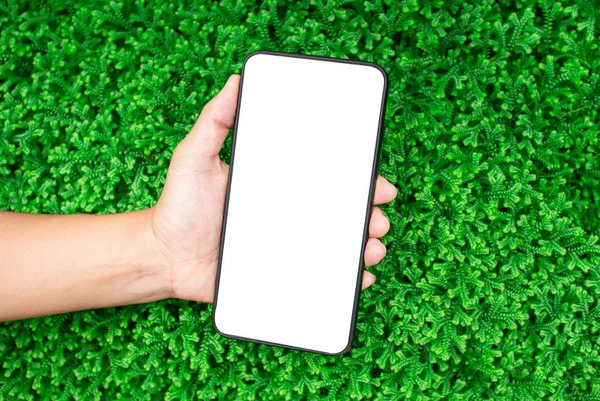 Gros plan du smartphone portatif isolé sur un backgroun nature — Photo