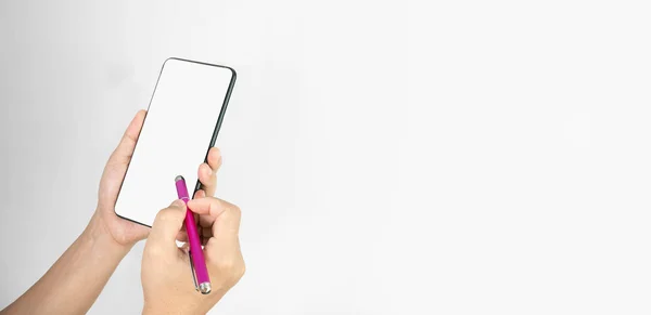 Close-up de mão segurando smartphone com caneta isolada em b branco — Fotografia de Stock