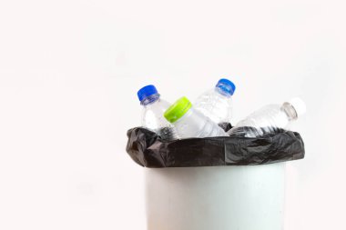 Boş plastik su şişesi geri dönüşüm kutusunda alınmayı bekliyor. 