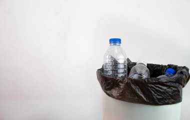 Boş plastik su şişesi geri dönüşüm kutusunda alınmayı bekliyor. 