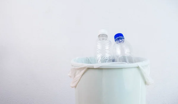 Botella de agua de plástico vacía en la papelera de reciclaje esperando a ser tomada — Foto de Stock