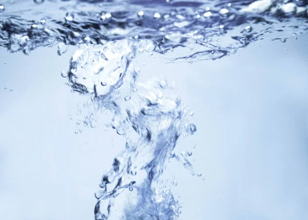 Bolle d'aria che salgono in superficie in acqua pura blu. Abstract ba — Foto Stock