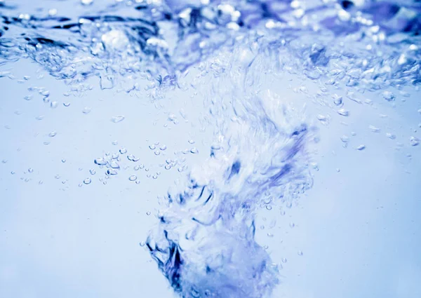 Bolle d'aria che salgono in superficie in acqua pura blu. Abstract ba — Foto Stock