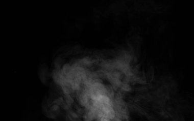 Koyu arkaplanda beyaz duman.