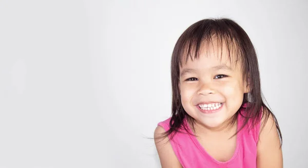 Šťastné asijské dítě dívka na sobě růžové šaty izolované na bílých zádech — Stock fotografie