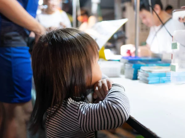 Lampang, Thailandia; 5 ottobre 2019 - Adorabile ragazza asiatica st — Foto Stock