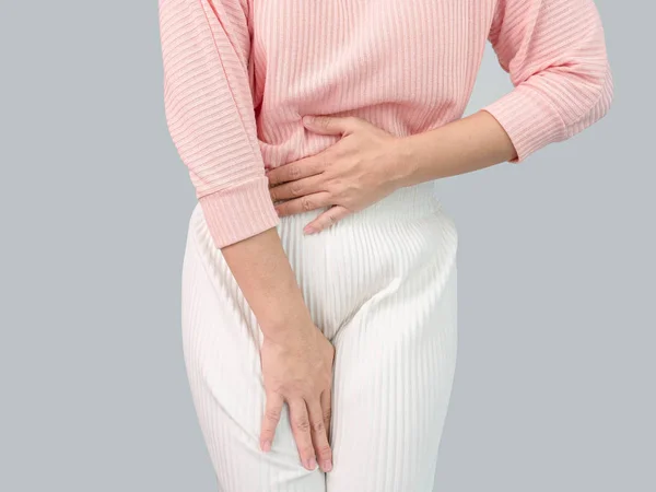 Mulheres asiáticas pouco saudáveis sofrem de dor abdominal, homens irregulares — Fotografia de Stock