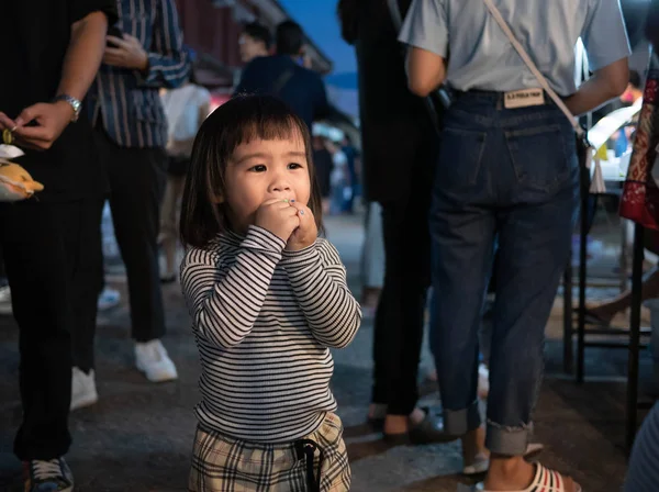 Lampang, Thailand; 5 oktober 2019 - Förtjusande asiatisk barnflicka ha — Stockfoto