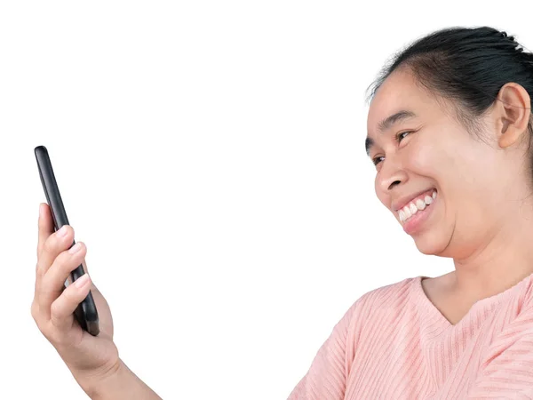 Счастливая азиатская девушка разговаривает по видеосвязи на смартфоне изол — стоковое фото